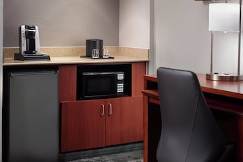 Suite, 1 King Bed with Sofa bed (Mobility/Hearing Accessible, Tub)