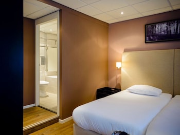 Twin Room (Bath and Shower)
