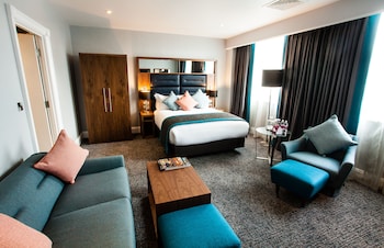Junior Suite, 1 Queen Bed, Club Lounge Access (Lounge Access)