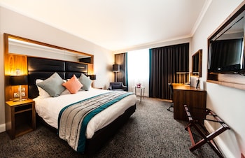 Standard Room, 1 Queen Bed, Club Lounge Access (Lounge Access)