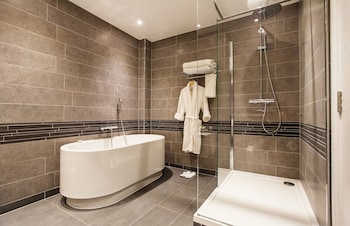 Junior Suite, 1 Queen Bed, Club Lounge Access (Lounge Access)
