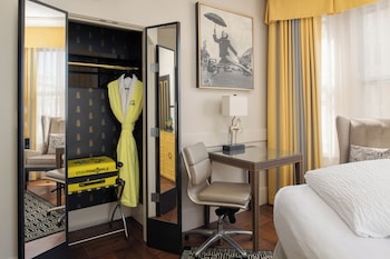 Room, 1 Queen Bed (Drama)