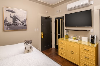 Room, 1 King Bed (Celebrity With Communication Features)