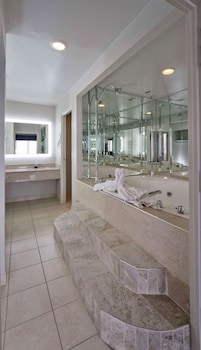Suite, 1 King Bed, Jetted Tub