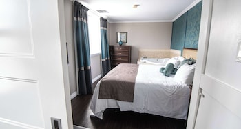 Suite, 1 King Bed, Non Smoking, Jetted Tub (Separate Living Room;with Sofabed)