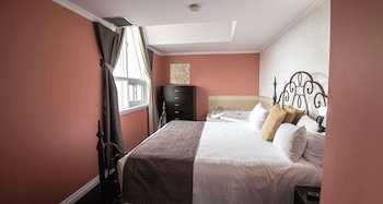 Suite, 1 King Bed, Non Smoking, Jetted Tub (Separate Living Room;with Sofabed)