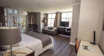 Suite, 1 King Bed, Non Smoking, Jetted Tub (Larger Room;with Sofabed)