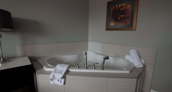 Suite, 1 King Bed, Non Smoking, Jetted Tub (Larger Room;with Sofabed)