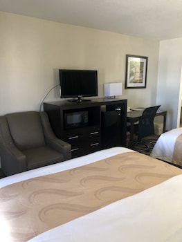 Economy Room, 2 Queen Beds, Smoking