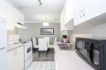 2 Bedroom Suite, 1 King, 1 Queen, Sofa Bed, Kitchen