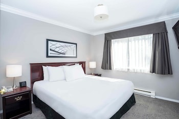 2 Bedroom Suite, 1 King, 1 Queen, Sofa Bed, Kitchen