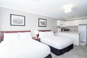 Studio Suite, 2 Queen Beds, Kitchen