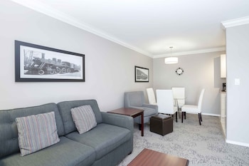 2 Bedroom Suite, 1 King, 1 Queen, Sofa Bed, Kitchen