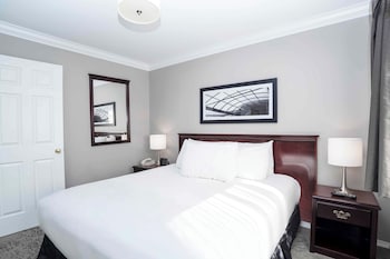 2 Bedroom Suite, 1 King, 1 Queen, Sofa Bed, Kitchen