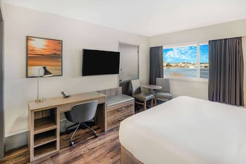 Deluxe Room, 1 King Bed, Kitchenette, Harbor View (with Kitchenette)
