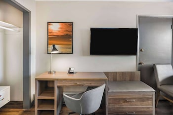 Standard Room, 1 King Bed (Street View)