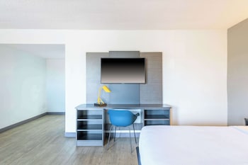 Standard Suite, 1 King Bed, Non Smoking