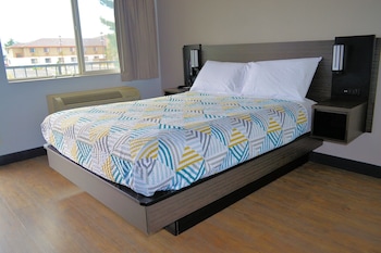Deluxe Suite, 1 King Bed, Non Smoking, Refrigerator & Microwave