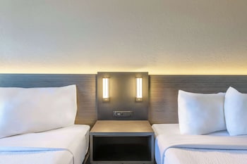 Standard Suite, 2 Queen Beds, Non Smoking