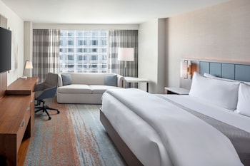 Club Room, 1 King Bed with Sofa bed, City View