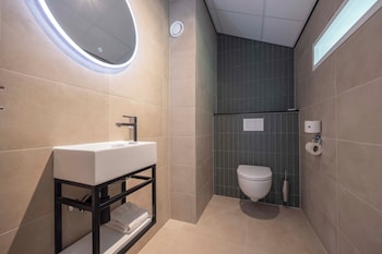 Comfort Room (Shower)