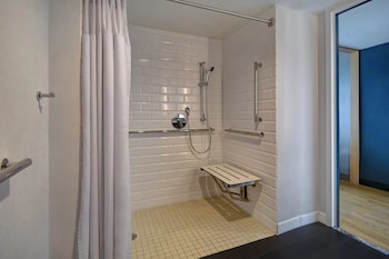 Room, 2 Queen Beds (Mobility/Hearing Access, Roll-In Shwr)