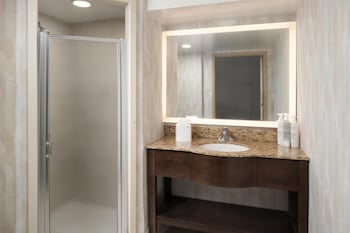 Classic Room, 1 King Bed, Non Smoking (Shower Only)