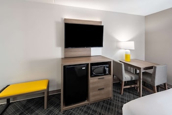 Room, 2 Queen Beds, Accessible, Non Smoking (Roll-in Shower)