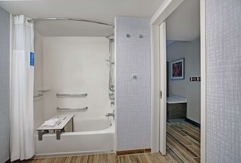 One Queen Bed, Non-Smoking, Accessible
