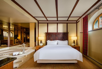 Deluxe Jacuzzi Suite, 1 King Bed