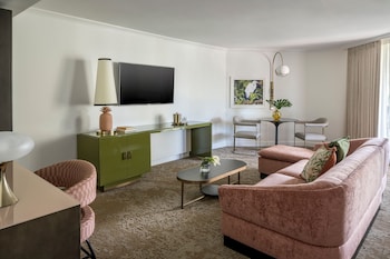 Premium Suite, 1 King Bed, Mobility Accessible