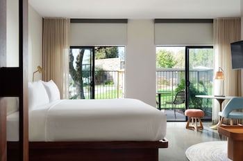 Room, 1 King Bed, Accessible, Bathtub (Pool View)