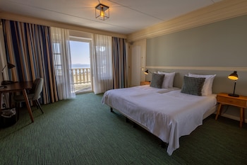 Superior Room, 2 Twin Beds, Bathtub, Lake View