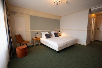 Superior Room, 2 Twin Beds, Non Smoking, Bathtub