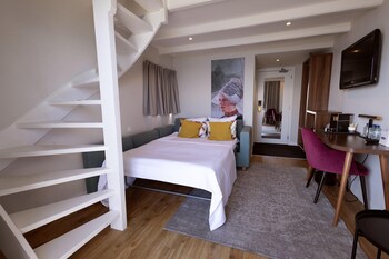 Suite, 2 Twin Beds, Non Smoking (with Sofabed)