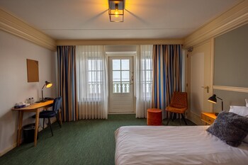 Superior Room, 2 Twin Beds, Bathtub, Lake View