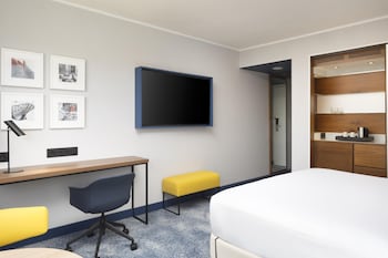 Room, 1 King Bed (Sky View)