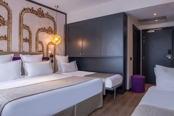 Quadruple Room (4 Twin Beds)