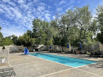 Standard Room, 1 King Bed, Pool View