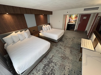 Standard Room, 2 Queen Beds, Non Smoking, Poolside