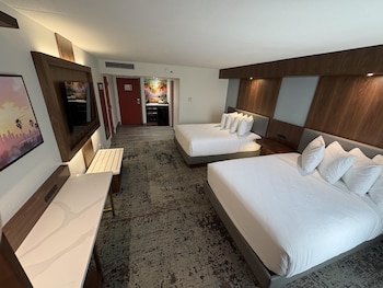 Standard Room, 2 Queen Beds, Non Smoking, Poolside