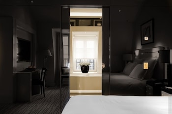 Deluxe Room, 1 King Bed, City View
