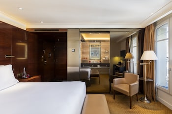 Standard Room, 1 King Bed, Courtyard View