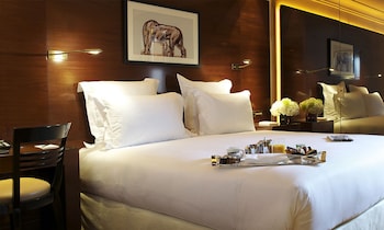 Standard Room, 1 King Bed, Courtyard View