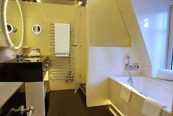 Deluxe Room, 1 King Bed, City View