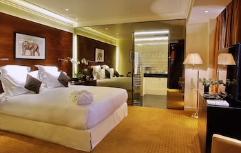 Standard Room, 1 King Bed, Courtyard View