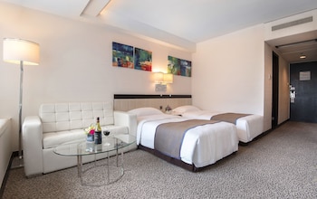 Deluxe Twin & Sofa Bed Room
