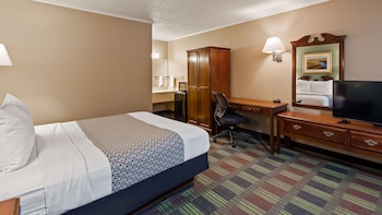 Standard Room, 1 Queen Bed, Smoking, Refrigerator & Microwave