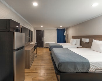 Deluxe Room, 2 Queen Beds, Non Smoking, Refrigerator & Microwave
