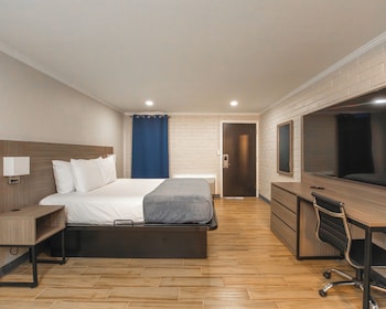 Deluxe Room, 1 King Bed, Non Smoking, Refrigerator & Microwave